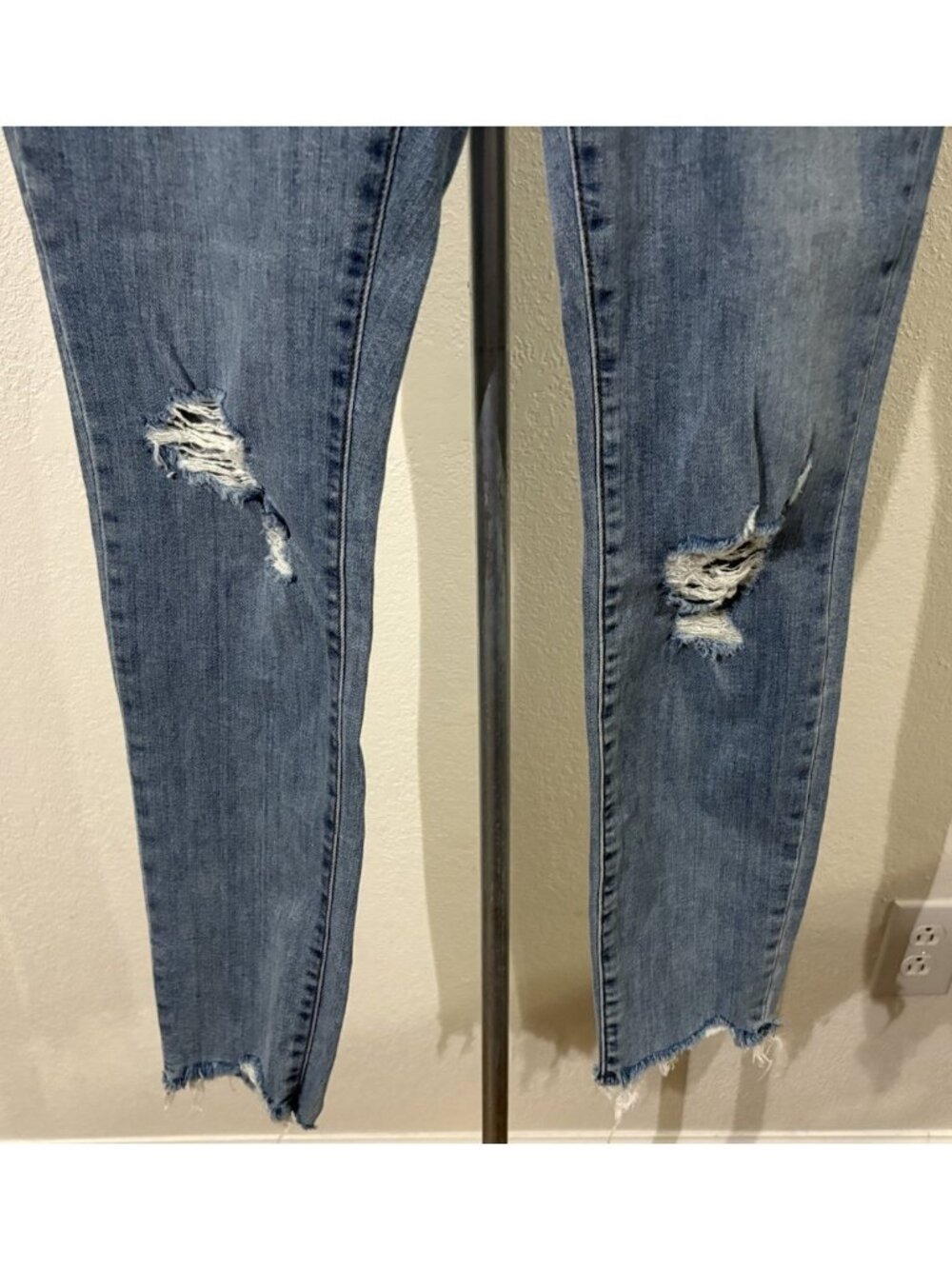 Universal Thread Womens Mid Rise Skinny Jeans Stretch Size 6/28 R 28X28 - Picture 3 of 13